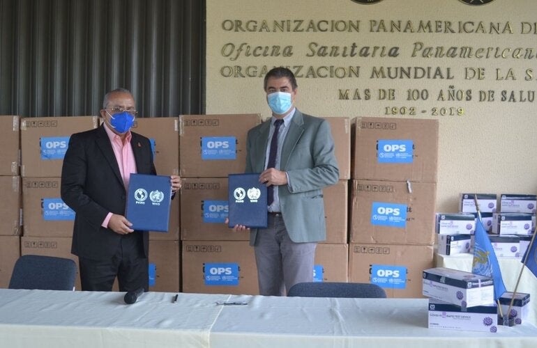 Ministro de salud y representante durante la firma del acto de entrega 