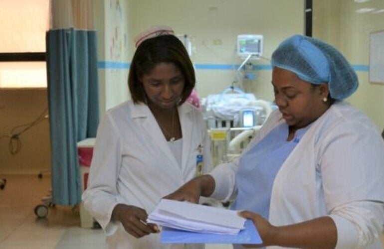 Enfermeras revisando información en centro de salud