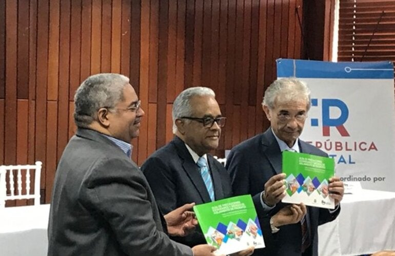 Autoridades durante la entrega