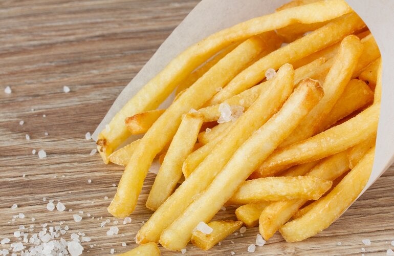 Papas fritas con alta cantidad de sal
