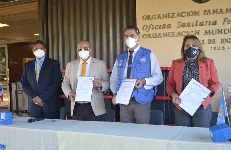 Autoridades durante la entrega formal de la donación