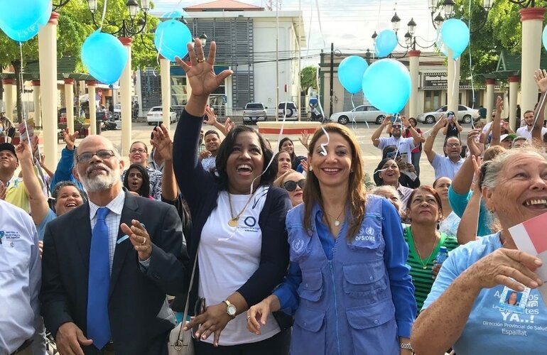 Representante junto a autoridades locales durante la actividad