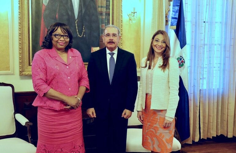 Directora de OPS junto a presidente de la Republica y representante OPS en el país 