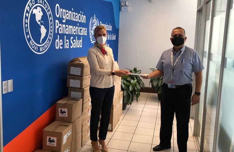 La Dra. María Dolores Pérez, Representante de OPS en Costa Rica hace entrega de la donación