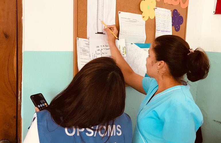 Asesora OPS con personal de inmunización provincial