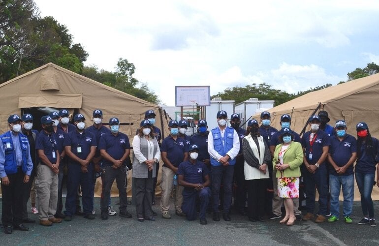 Autoridades de salud y equipos de emergencia que participan en la capacitación 
