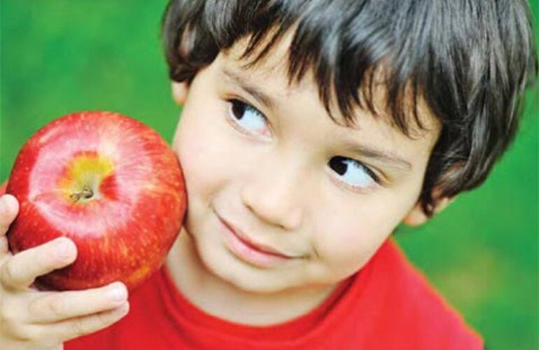 Niño comiendo manzana