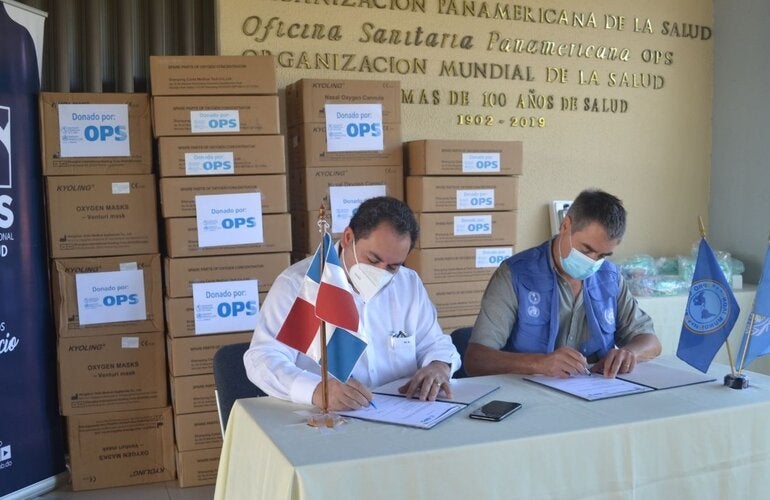 Director del SNS junto al representante de OPS en el país durante la firma de entrega de la donación 