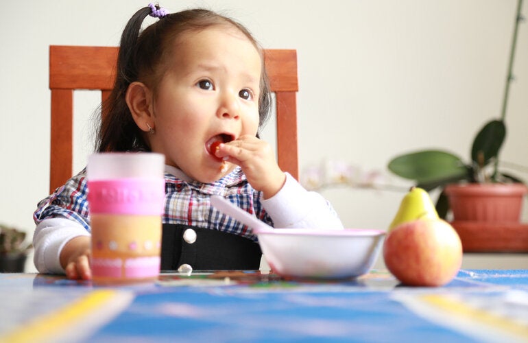 Nina come comida saludable