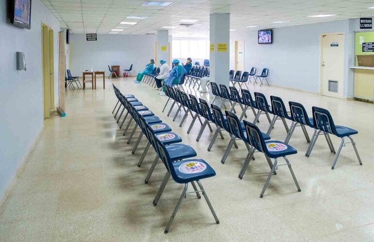 sala de espera centro de salud en Panamá