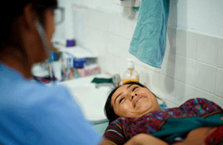 Mujer siendo examinada por médico