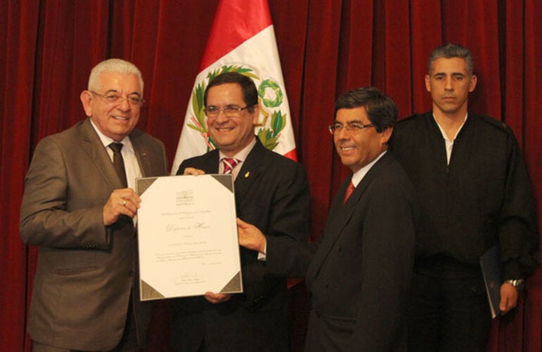 Congreso peruano distingue a representante de OPS en Perú 