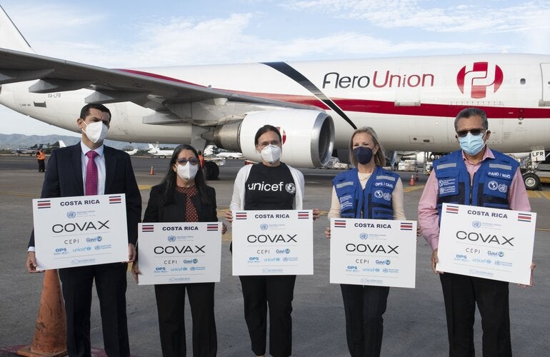 Esteban Vega, Gerente de Logística de la CCSS; Alejandra Acuña; Viceministra de Salud, Patricia Portela, Representante de UNICEF en CR; María Dolores Pérez, Representante de OPS en CR y Wilmer Marquiño, Asesor en Vigilancia de la Salud, Prevención y Control de Enfermedades de OPS en CR