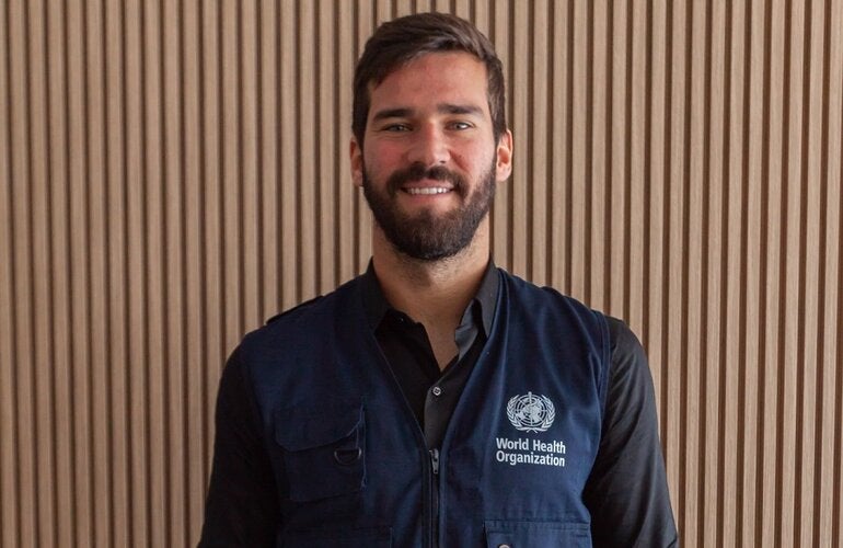 Alisson Becker com o colete da OMS