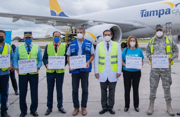 Autoridades durante recibimiento de vacunas en el aeropuerto