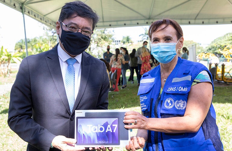 OPAS doa para Secretaria de Saúde do Distrito Federal tablets, tendas e adesivos para cartões de vacina