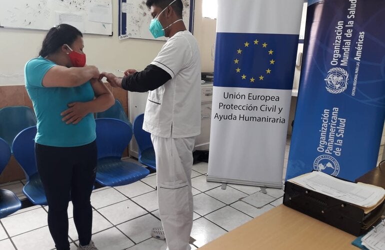 Se aplica vacunas a menores en Tulcán, con insumos donados por la OPS