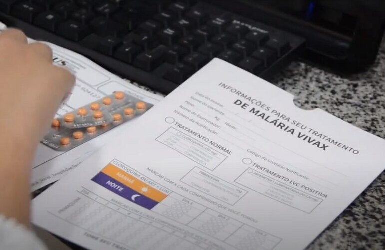 Envelope com informações sobre tratamento de malária e possíveis eventos adversos