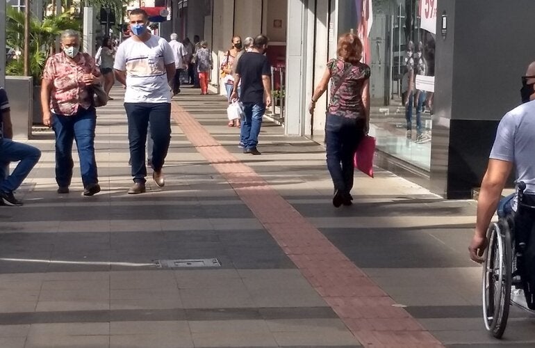 Personas caminando en la banqueta de una calle