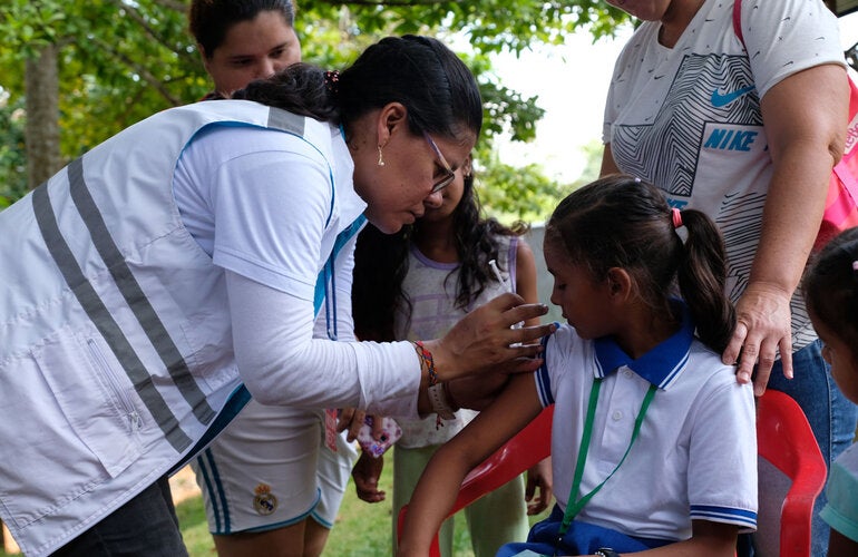 Enfermera Vacunando a Niña