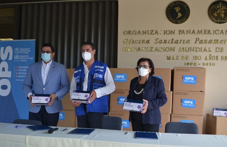 Autoridades del MSP y OPS durante la entrega formal de la donación 