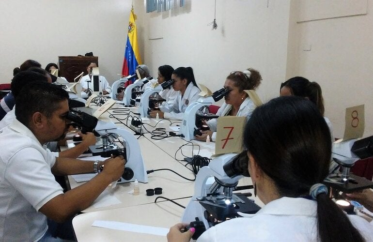 OPS promueve el fortalecimiento de la red de diagnóstico de la malaria en Venezuela