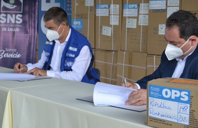 Representante de OPS y director del SNS durante la entrega