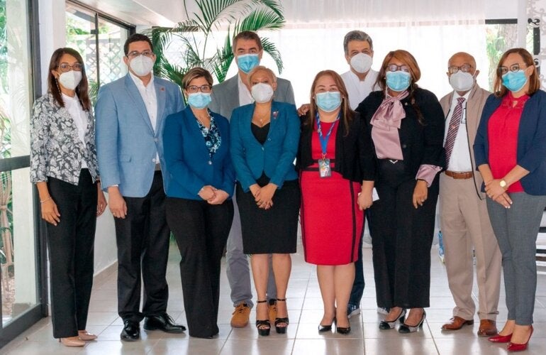 Foto de grupo de autoridades que participaron en el taller