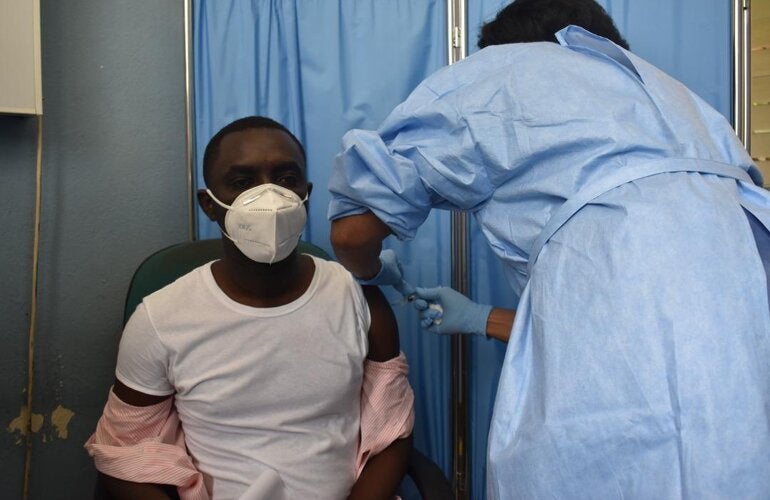  les premiers Haïtiens vaccinées moins de 48h après l’arrivée des premier vaccins sur le territoire