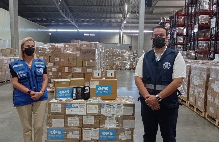 La Dra. María Dolores Pérez realizó la entrega de los oxímetros