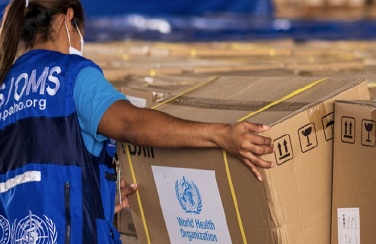 Mujer acomodando cajas
