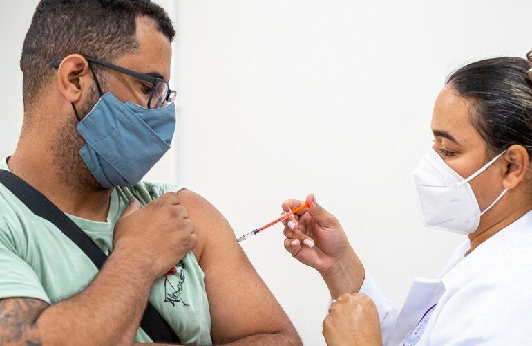 Homem é vacinado contra COVID-19