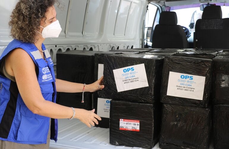 Donación guantes a Ministerio de Educación