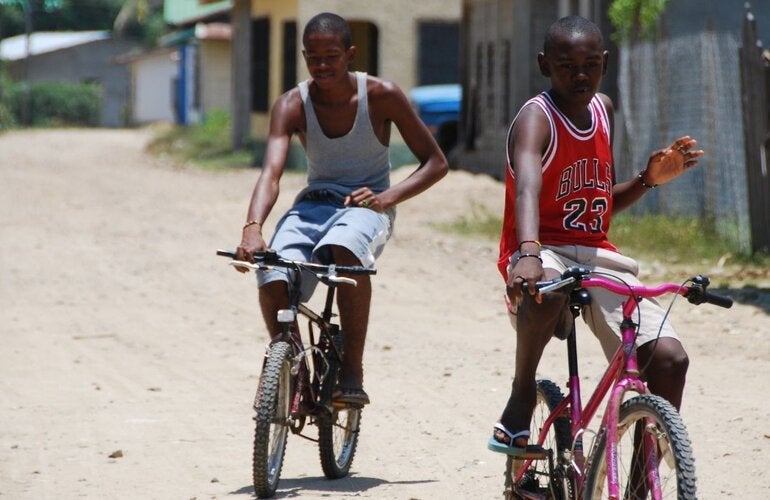 Dos adolescentes en bicicleta