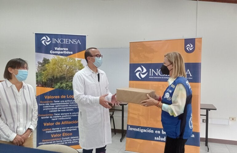 Entrega de kits por parte de la Dra. María Dolores Pérez