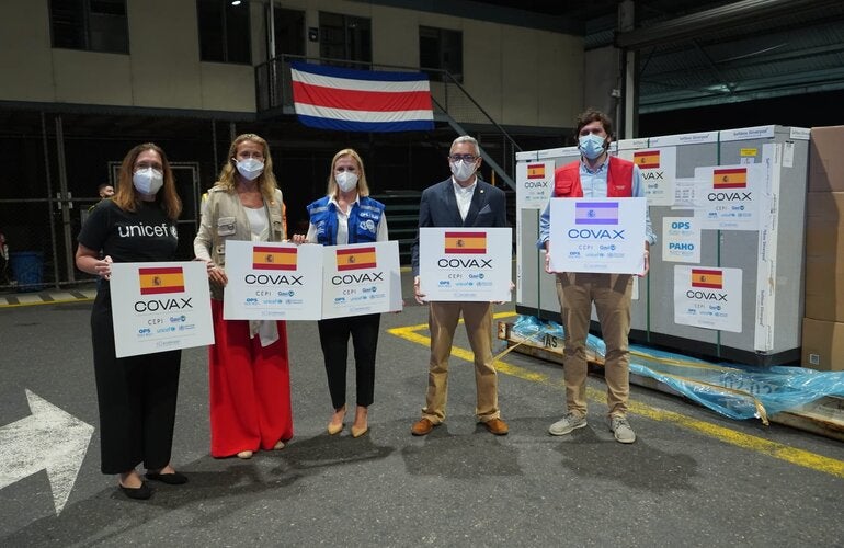 Autoridades en el recibimiento de las vacunas