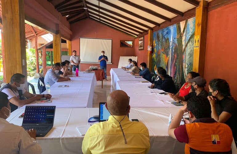 OPS prepara a líderes comunitarios y personal sanitario en gestión de riesgos en salud, en Loja y Zamora