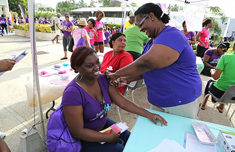 mujer recibiendo vacuna