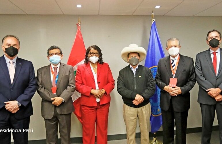 Delegación de Perú y Directora PAHO