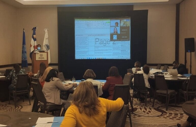 Participantes del taller durante la actualización del Plan