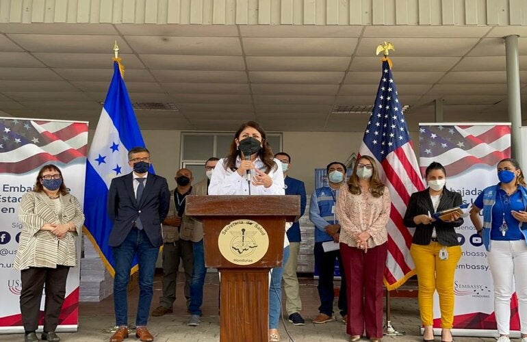 Representante OPS HND recepcción vacunas COVAX