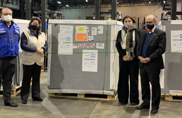 Arribaron al país 549.600 dosis donadas por Canadá a través del mecanismo COVAX