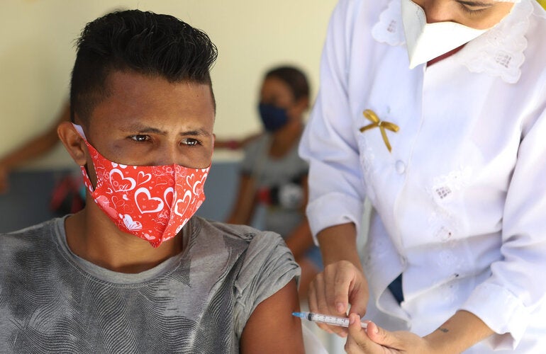 L'homme reçoit le vaccin COVID-19