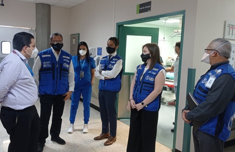 Miembros de OPS/OMS durante el recorrido por el hospital