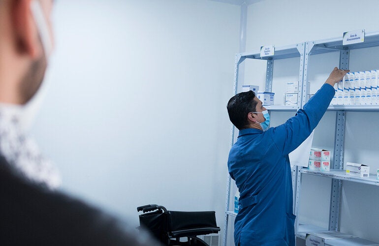 farmacéutico dispensando antimicrobianos en farmacia