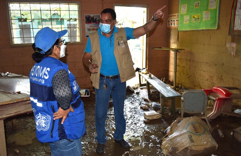 Personnel de l'OPS/OMS dans sur le terrain