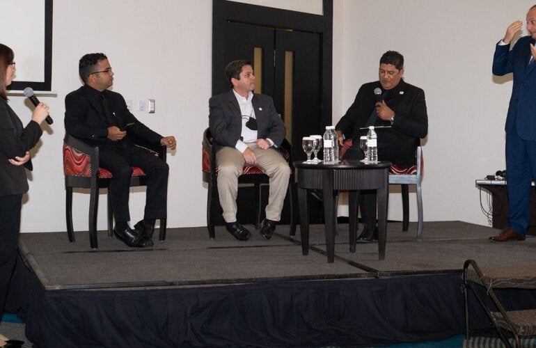 Interpretación lenguaje de señas durante la actividad de lanzamiento del manual