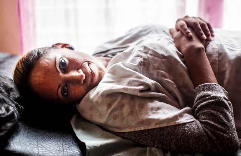 Mujer preparada para examen de detección cáncer cervicouterino