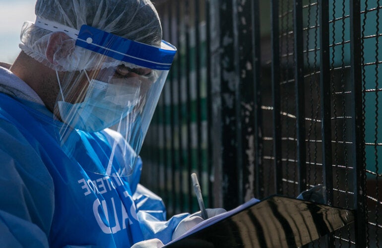 Trabajador de salud haciendo encuesta