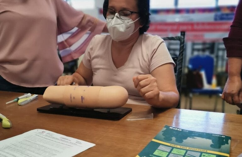 Partera-aprende-con-simularores-a-colocar-implante